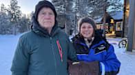 Liesbeth Weinans ja Feike Vaartjes katsovat suoraan kameraan Hotelli Wilderness Juutuan edessä Inarissa.