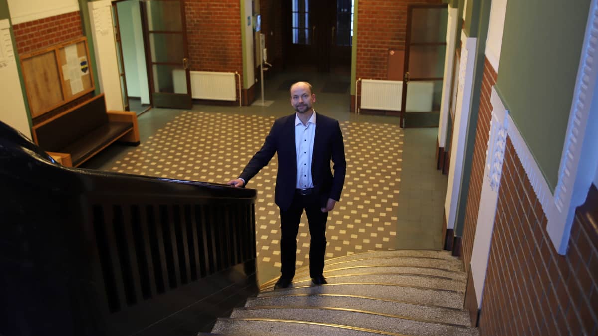 Mikkelin kaupunginjohtaja Janne Kinnunen kaupungintalon portakoissa.