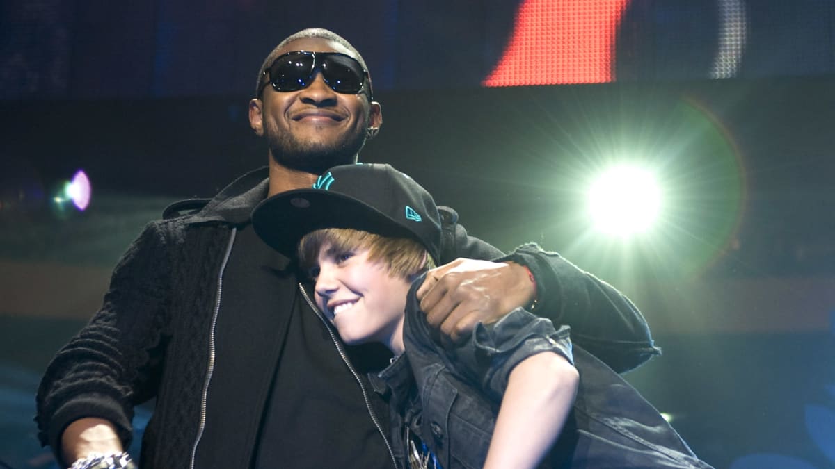 Usher rutistaa Justin Bieberiä kainalossaan.