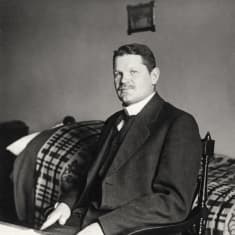 Bruno Jalander punakaartin vankina lääninvankilassa 1917. Istuu pöydän ääressä.