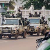 Malilaissotilaita avolava-autoissa.
