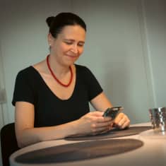 Virpi Tuohisto käyttää virtuaalista luottokorttia kotonaan.