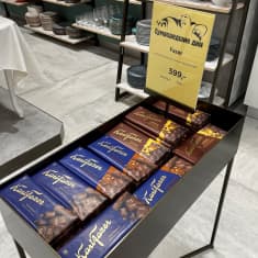 Fazerin suklaalevyjä venäläisen Stockmann-myymälän alennuslaarissa.