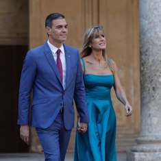 Pedro Sánchez ja vaimonsa Begoña Gómez saapumassa kuninkaanlinnaan Madridissa 10. toukokuuta 2023.