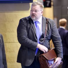 Dosentti Johan Bäckman ja Bäckmanin asianajaja Ville Hoikkala (vas.) Helsingin hovioikeudessa.