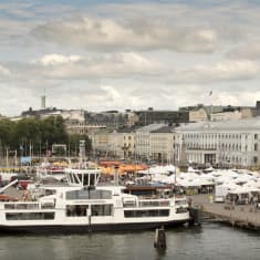 Suomenlinnan lautta kauppatorin rannassa helsingissä.