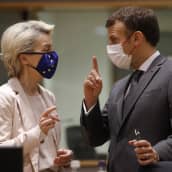 EU-komission puheenjohtaja Ursula von der Leyen ja Ranskan presidentti Emmanuel Macron EU-huippukokouksessa Brysselissä 25. kesäkuuta 2021. 