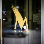 Mikaelin logo ovessa