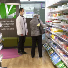 Farmaseutti neuvoo asiakasta Yliopiston Apteekissa
