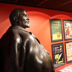 Leniniä esittävä patsas Lenin-museossa Tampereella.