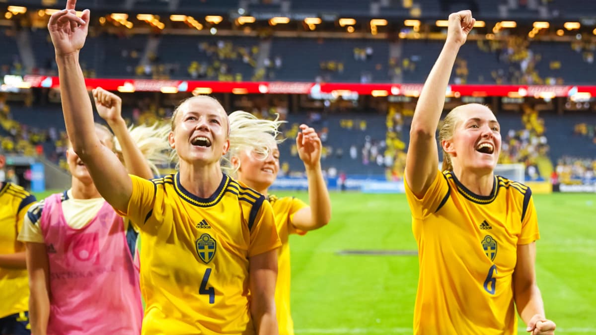 Sveriges damlandslag firar.