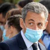 Nicolas Sarkozy kasvomaskissa.