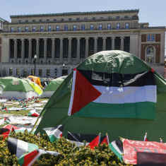 Mielenosoittajien telttoja Columbian yliopiston kampuksella.