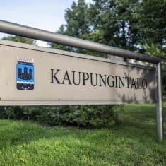 Savonlinnan kaupungintalon kyltti
