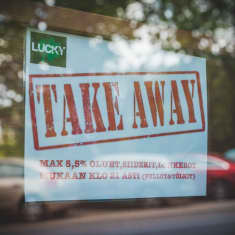 Take way -kyltti anniskeluravintolan ikkunassa.