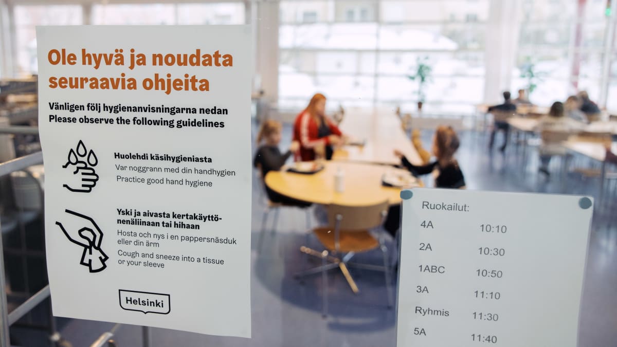 Hygieniaohjeistus kouluruokalan ovessa.