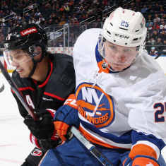 Carolinan ja New Yorkin Sebastian Aho vastakkain NHL:n runkosarjassa maaliskuussa 2024.
