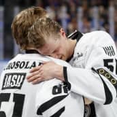 TPS:n Markus Nurmi kyynelehti Juhani Jasun olkapäätä vasten.