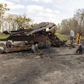 Palanut ja tuhoutunut panssariajoneuvo. 