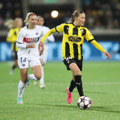 Katariina Kosola pallossa Mestarien liigan ottelussa PSG:tä vastaan. 
