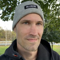 Henri Myntti seisoo pihalla totisena.