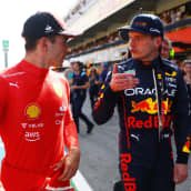 Charles Leclerc ja Max Verstappen keskustelemassa Barcelonan aika-ajojen jälkeen 21.5.2022.