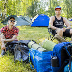 Mika-Matti Töyry (vasemmalla) Jyväskylästä ja Mika Saukkonen Helsingistä istuvat leirintäalueella Provinssin Campissa Seinäjoella.
