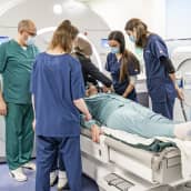 Korkeaenergistä ultraäänihoitoa annetaan TYKSin magneettilaiteen sisällä makaavalle potilaalle.