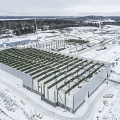 Äänekoskelle rakenteille olevan kertopuutehtaan rakennusvaihe marraskuussa 2023.
