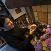 Neljä ukrainalaista naista muutti saman katon alle kun sota alkoi ja alkoi auttaa yksin jääneitä kiovalaisvanhuksia.