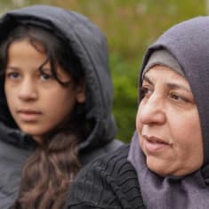 Sabriya al-Fayyad puistossa tyttärensä kanssa.