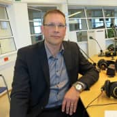 Rovaniemen toimialajohtaja Antti Lassila Yle Rovaniemen vanhan toimitilan studiossa