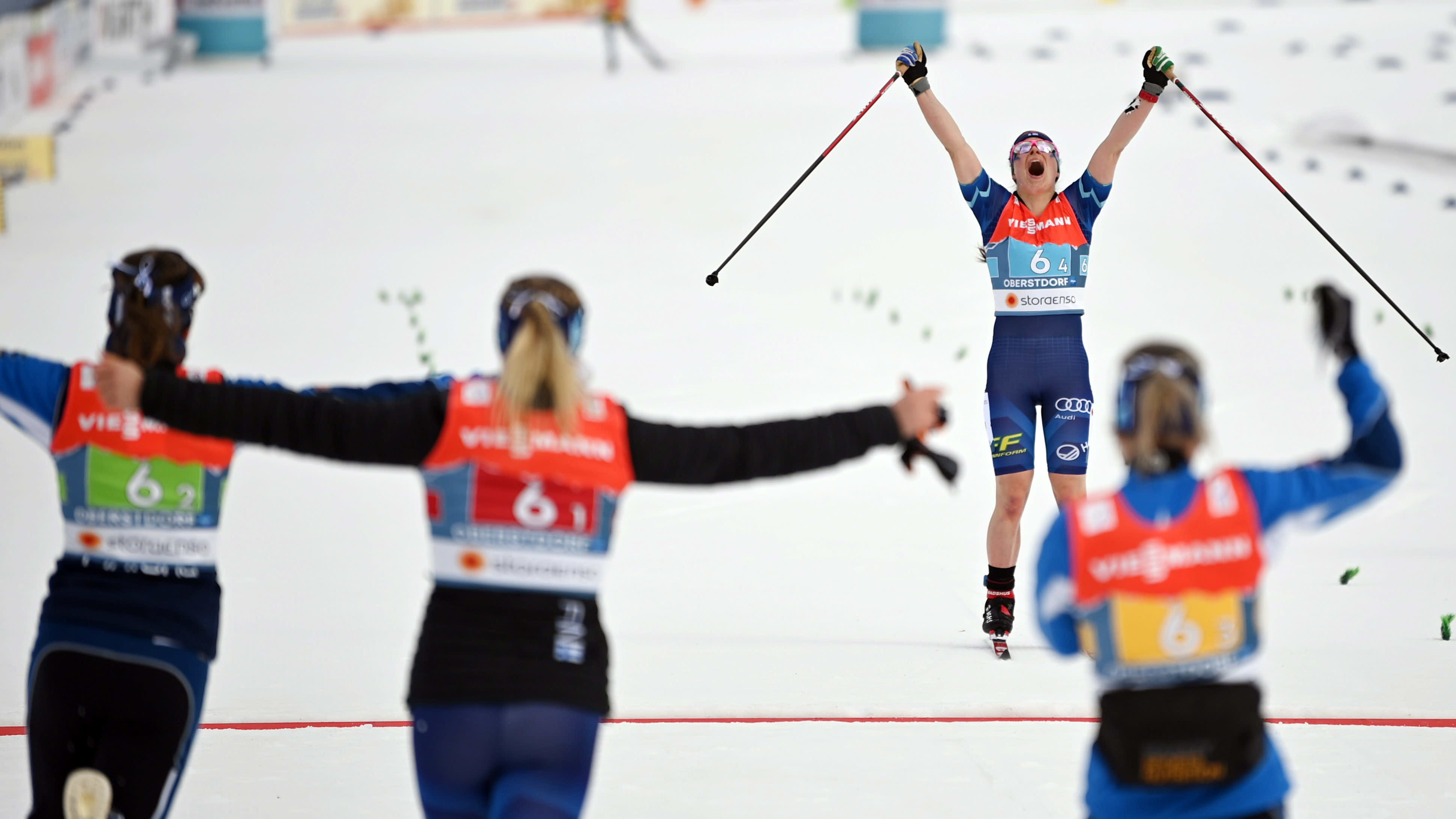 Krista Pärmäkoski tuulettaa viestipronssia Oberstdorfin MM-kisoissa.