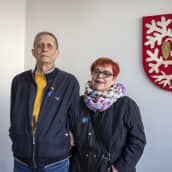 Aarne ja Anna-Maija Rautio seisovat käsikynkässä Kuusankoskitalon aulassa