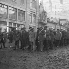 Mustavalkoisessa kuvassa vangittuja punaisia seisomassa Hämeenkadulla vuonna 1918.