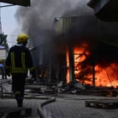 Också på tisdagen måste brandmän bekämpa bränder efter bombardemang mot torget i centrum av Sloviansk. 