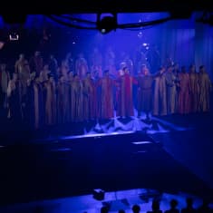 Suomen kansallisooppera ja -baletin esitys Rovaniemellä, kaapuihin pukeutuneita näyttelijöitä laulaa oopperaa.