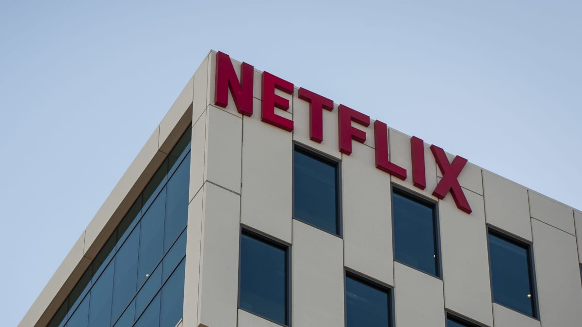 Netflixin logo yhtiön rakennuksessa Los Angelesissa. 