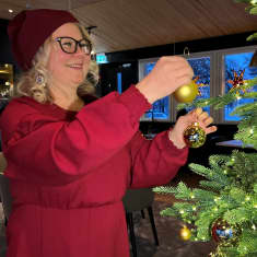 Minka Laiti-Kosonen koristelee joulukuusen. 16.12.2022 Inarissa.