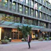 Hotell Kämps ingång via Glogatan i Helsingfors.