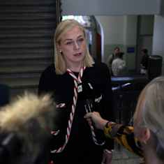 Elina Valtonen puhuu toimittajan ojentamaan mikrofoniin.