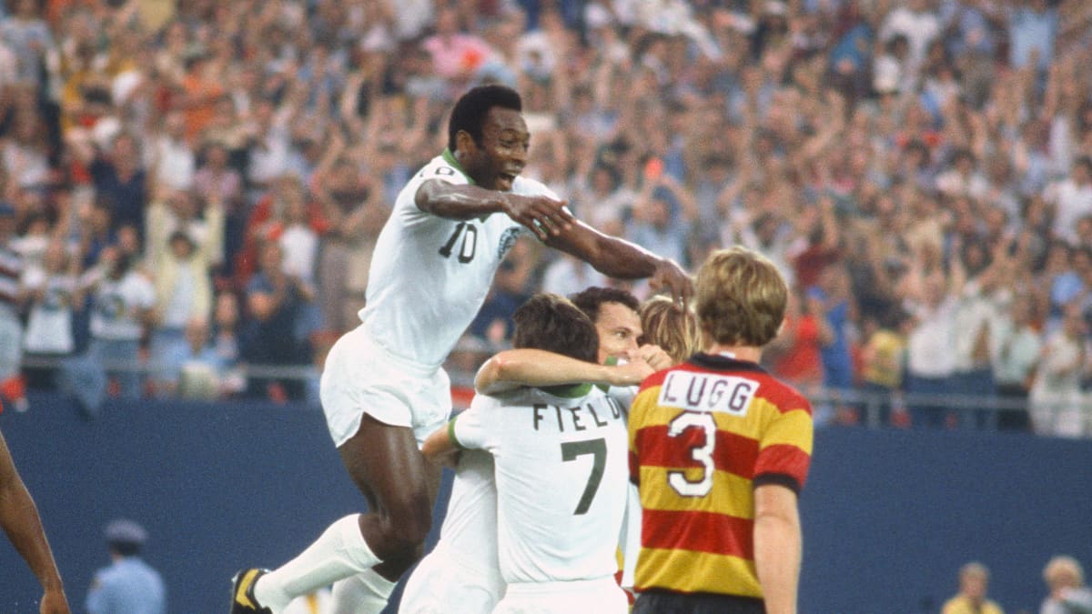 Pelé juhlimassa maalia noin vuonna 1977.