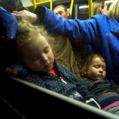 Mariupolista evakuoidut lapset nukkuvat bussissa.