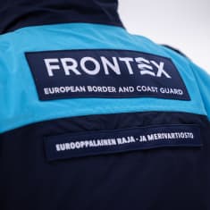 Eurooppalainen raja- ja merivartiosto Frontexin  rajavartijan takin selässä lukee "Frontex".
