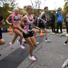 Camilla Richardsson (2. vas.) 5 km:n eliittisarjan juoksussa Helsinki City Running 2.10. 2021
