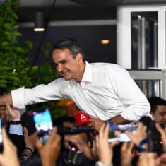 Kyriakos Mitsotakis kättelee kannattajiaan vaalitilaisuudessa.