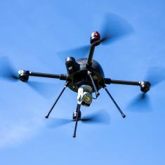 Iso drone leijuu yläpuolella ilmassa. 