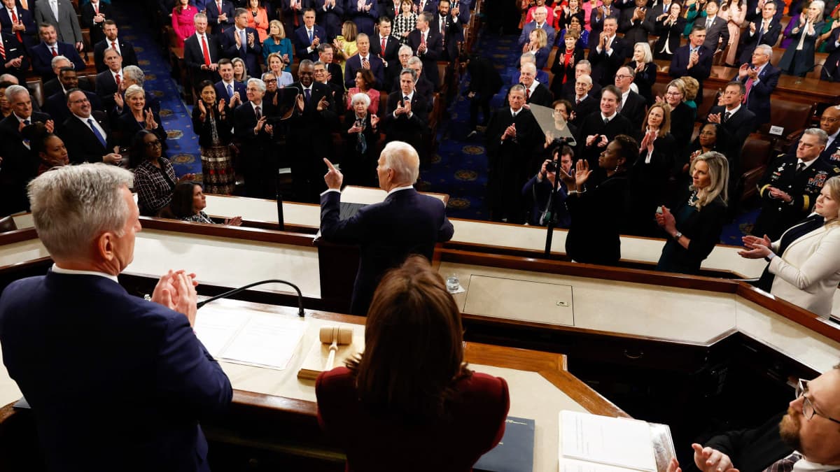 Joe Biden puhuu kongressissa.