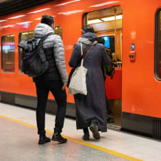 Matkustajia Helsingin metrossa.