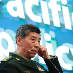 Kiinan puolustusministeri Li Shangfu valmistautumassa puheeseen kesäkuussa Singaporessa.